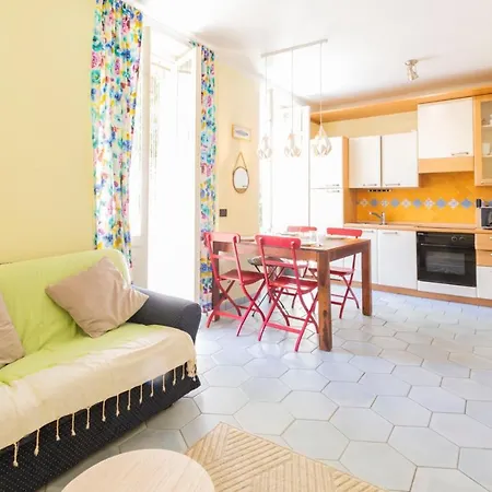 Apartment Place Amiral Barnaud *